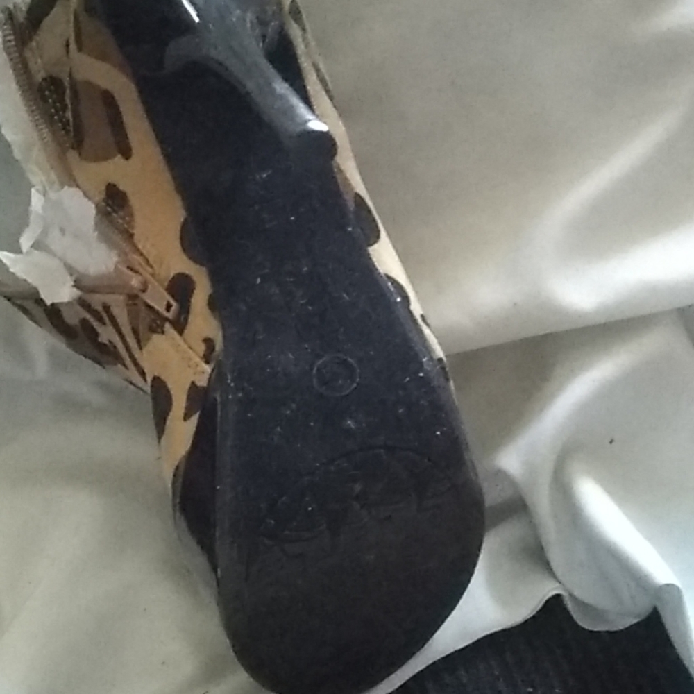 Shoe - Picture 2 of 2